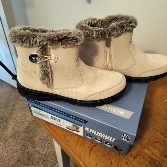 Khombu Iris Women's Faux Fur Lined Suede Winter Boots Cream Size‎ 10M - Picture 3 of 9